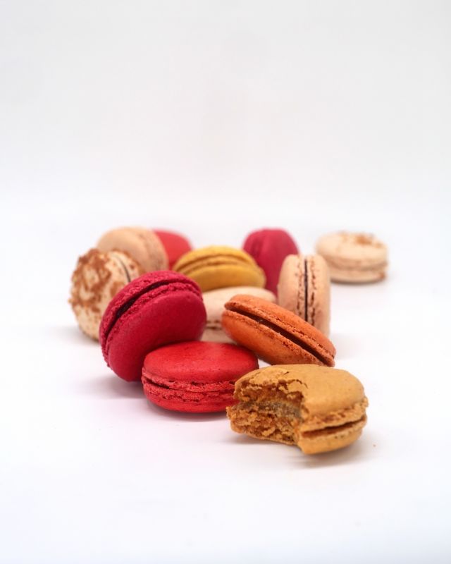 La collection de macarons pour Pâques et pour le printemps 🌼

- abricot
- pêche de vigne
- fraise
- framboise
- citron 
- vanille
- pâte à tartiner 
- spéculos

En coffret de 8-12-18 pièces.
Ou en panier à partager 25 pièces 🧺

#patisserie #pastry #frenchpastry #macaron #macaronlover #printemps #paques #dessertpaques #macarons #spring #springcollection
