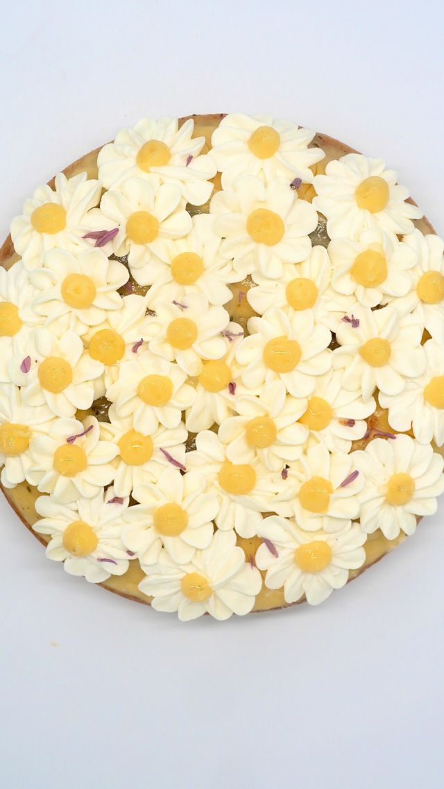 « Des jolies fleurs pour maman 🌼 »

Inspirée des fleurs cueillies par les petites mains de mon fils, cette création rend hommage aux instants simples, ceux qui marquent sans faire de bruit.

Sous ses airs de bouquet printanier, elle révèle :
un sablé amande croquant,
un moelleux citron et amande fondant,
une crème soyeuse au citron tout en douceur, 🍋
et un gel citron vert-menthe façon mojito. 🍋‍🟩🍃

Un dessert imaginé pour dire “je t’aime” sans trop de mots. Juste l’essentiel.

À commander avant le 22 mai pour le week-end de la fête des mères 💛

#patisserie #pastry #dessert #pochage #pâtisserie #fêtedesmères #tarteaucitron #creationgourmande #dessertdesaison