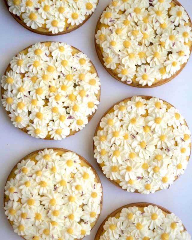 « Des jolies fleurs pour maman 🌼 »

Inspirée des fleurs cueillies par les petites mains de mon fils, cette création rend hommage aux instants simples, ceux qui marquent sans faire de bruit.

Sous ses airs de bouquet printanier, elle révèle :
un sablé amande croquant,
un moelleux citron et amande fondant,
une crème soyeuse au citron tout en douceur, 🍋
et un gel citron vert-menthe façon mojito. 🍋‍🟩🍃

Un dessert imaginé pour dire “je t’aime” sans trop de mots. Juste l’essentiel.

À commander avant le 22 mai pour le week-end de la fête des mères 💛

#patisserie #pastry #dessert #pochage #pâtisserie #fêtedesmères #tarteaucitron #creationgourmande #dessertdesaison